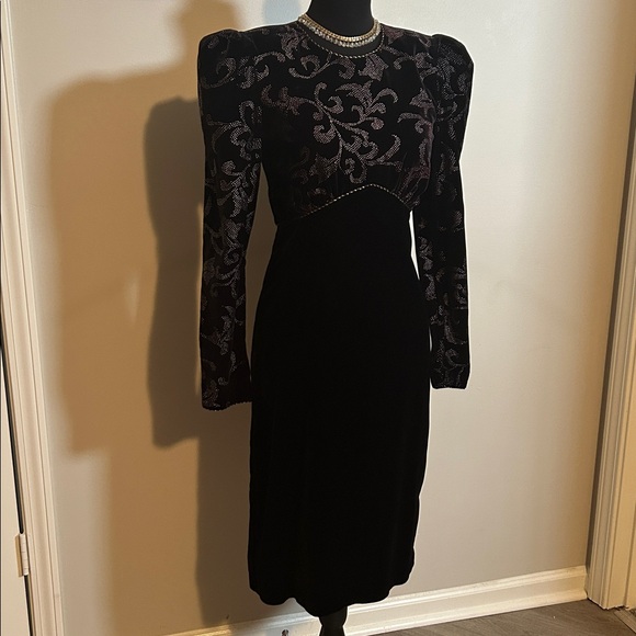Vintage Cachet by Bari Protas Velvet Evening Gown – Black w/ Open Back